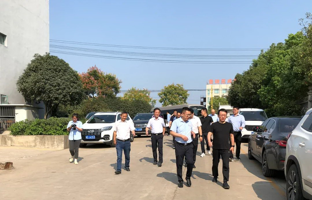 Sambut hangat Chen Wei, Sekretaris Komite Partai Kabupaten Feixi, untuk mengunjungi Anhui Yufeng Intelligent Technology Co., Ltd. untuk penyelidikan